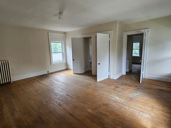 3rd image of 31 Bank St #2
