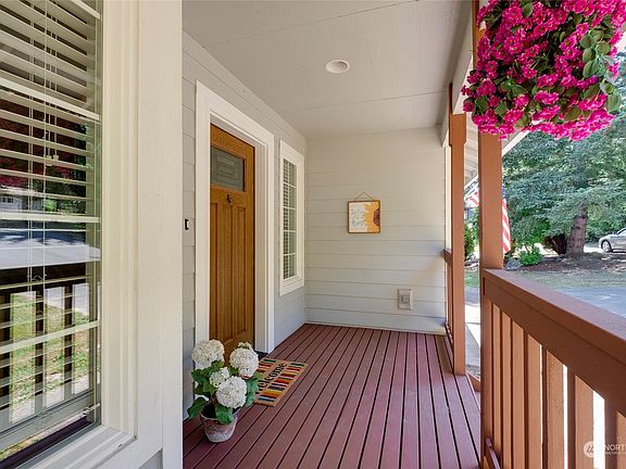 5th image of 7680 Beacon Place NE