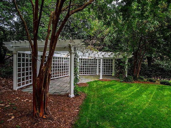 2nd image of 275 Hawthorne Dr