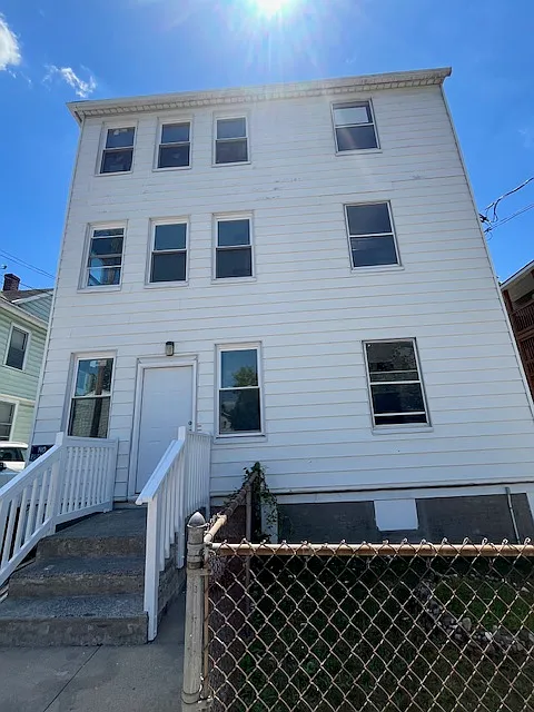3 bed, 1060 sqft, $1,800 — Photo 1