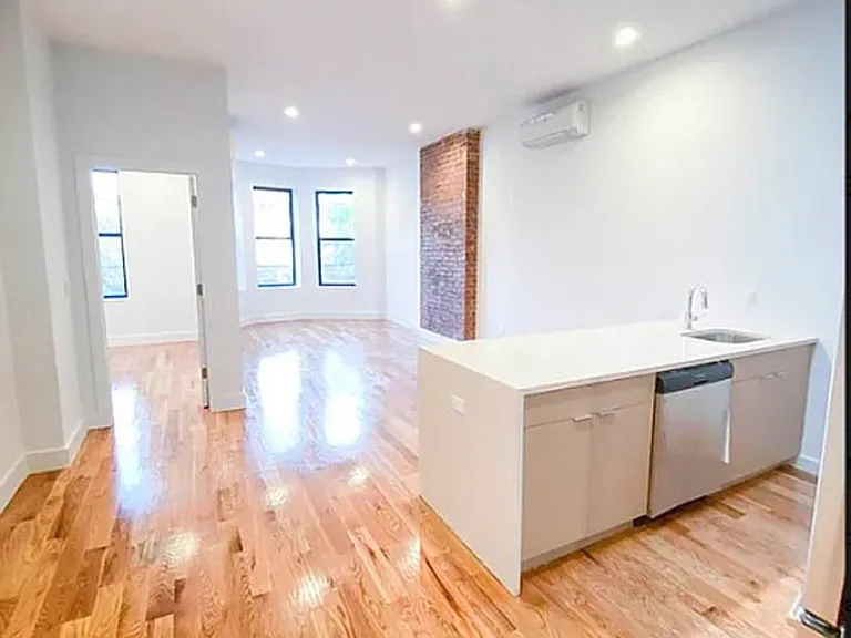 1060 Seneca Ave #Penthouse 2 — Photo 11
