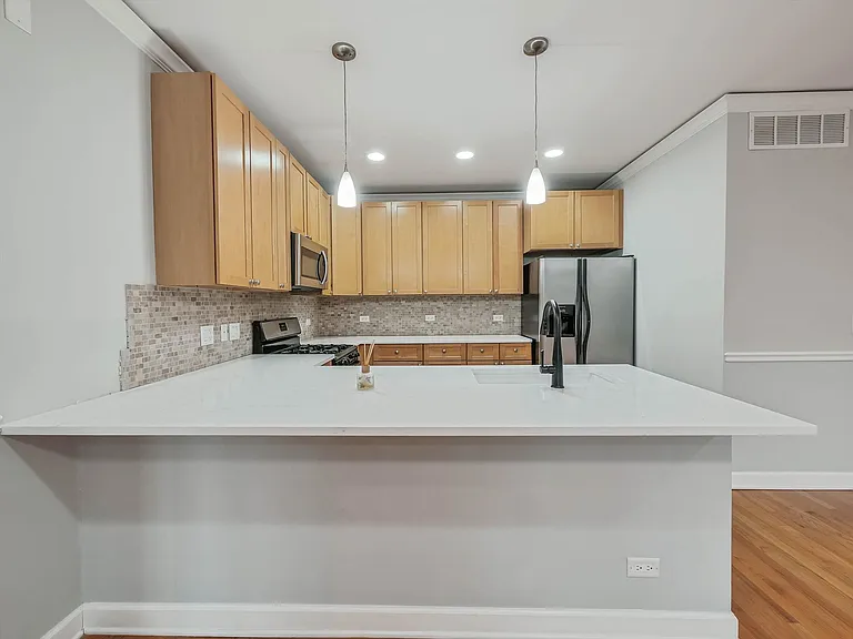 22 S Western Ave #202 — Photo 5