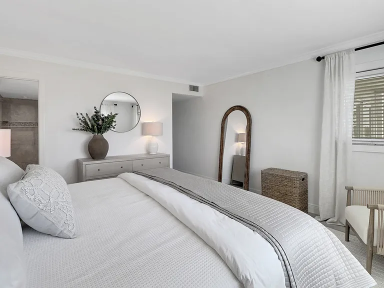 305 Goodlette Frank Rd S — Photo 16