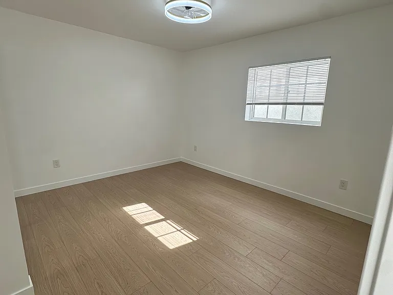 1611 E Glenoaks Blvd #1/5 — Photo 8
