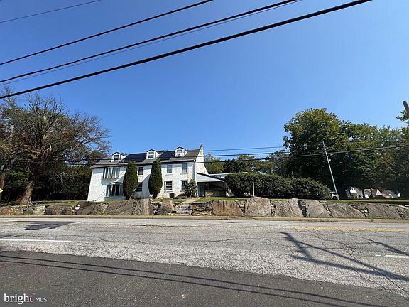 2nd image of 836 E Bristol Rd
