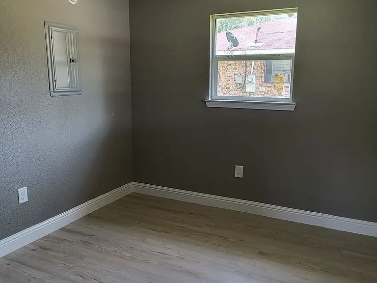 4428 Pine St — Photo 2