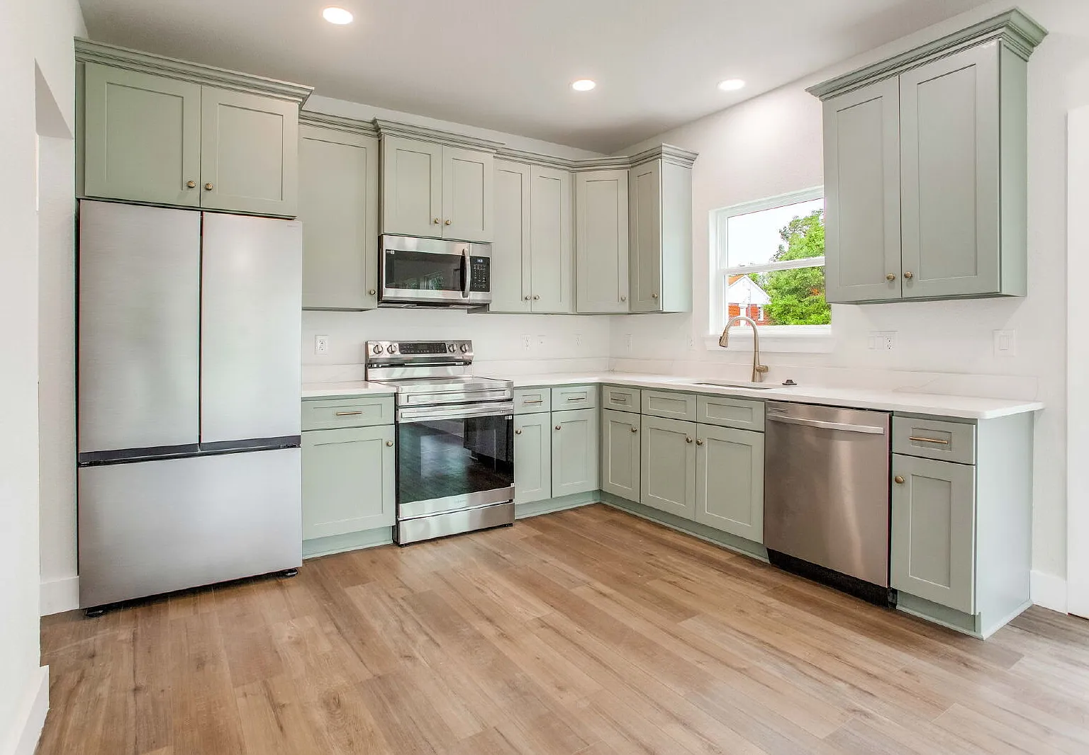 3 bed, 3.0 bath, 1218 sqft, $2,000 — Photo 4