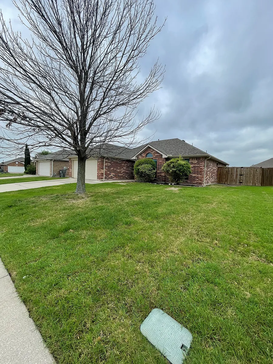 Building Photo - 2104 Oakridge Dr
