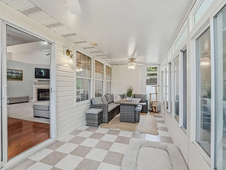 209 Norwich Dr — Photo 12