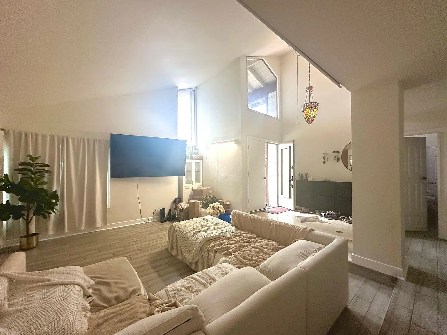 Spacious 4-Bedroom Home - Mid-term Rental — Photo 1