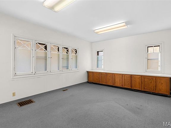 5th image of 6325 Clayton Rd