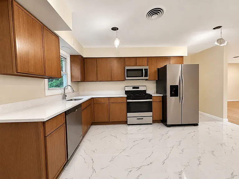 28 Carr St #2 — Photo 8