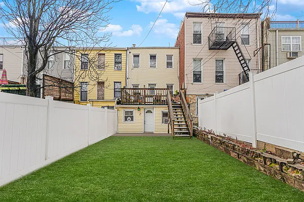 Sold by REMAX Elite | media 28