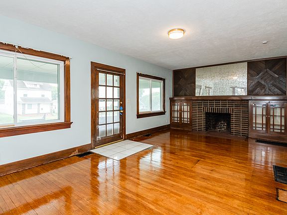 5th image of 4017 E 3rd St