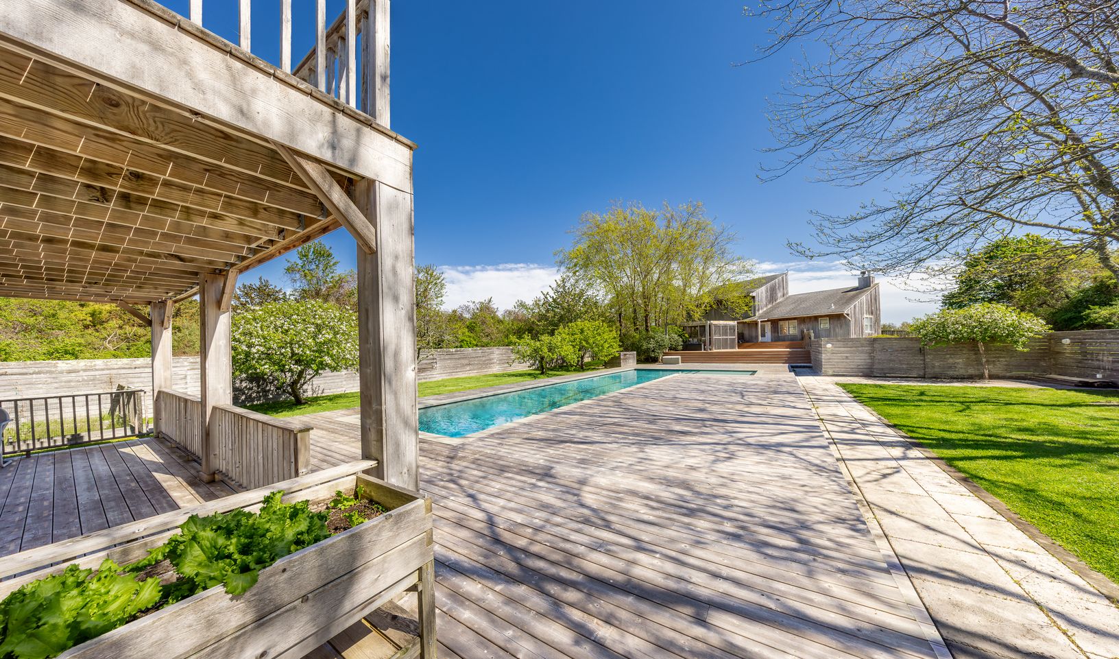  Extensive Decking