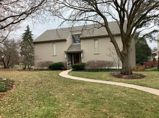 358 Cedar Rdg APT B, Lake Barrington, IL 60010