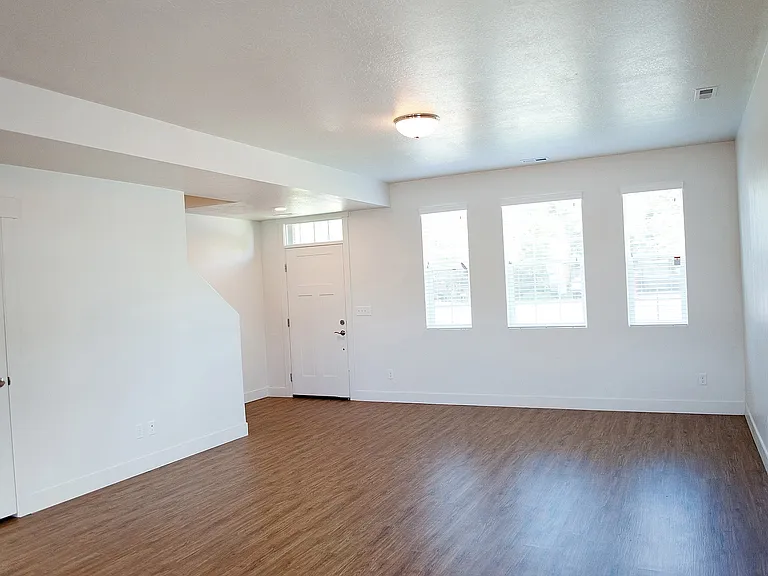 372 W 200 N — Photo 4