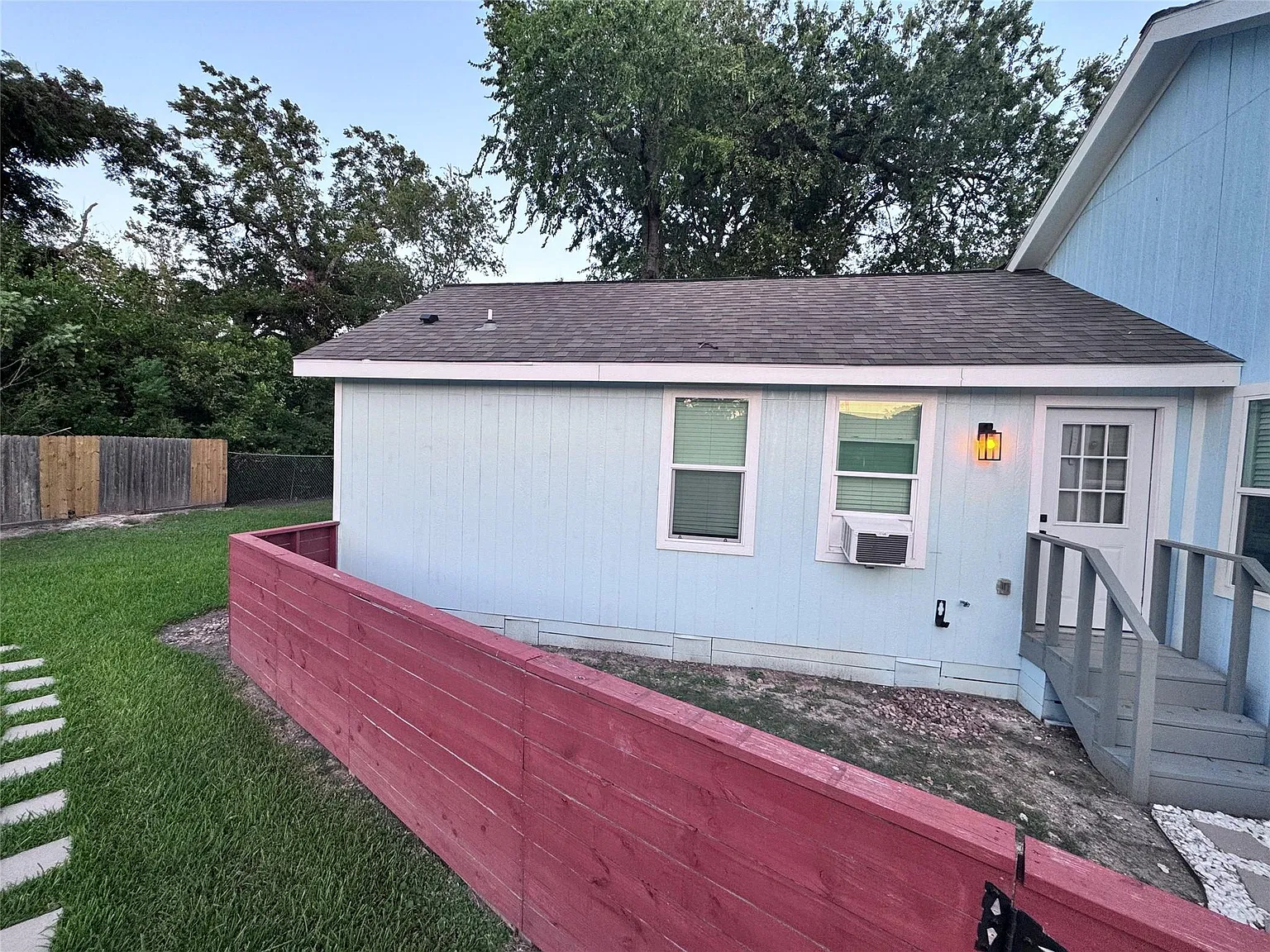 Studio, 1.0 bath, 580 sqft, $1,050 — Photo 2