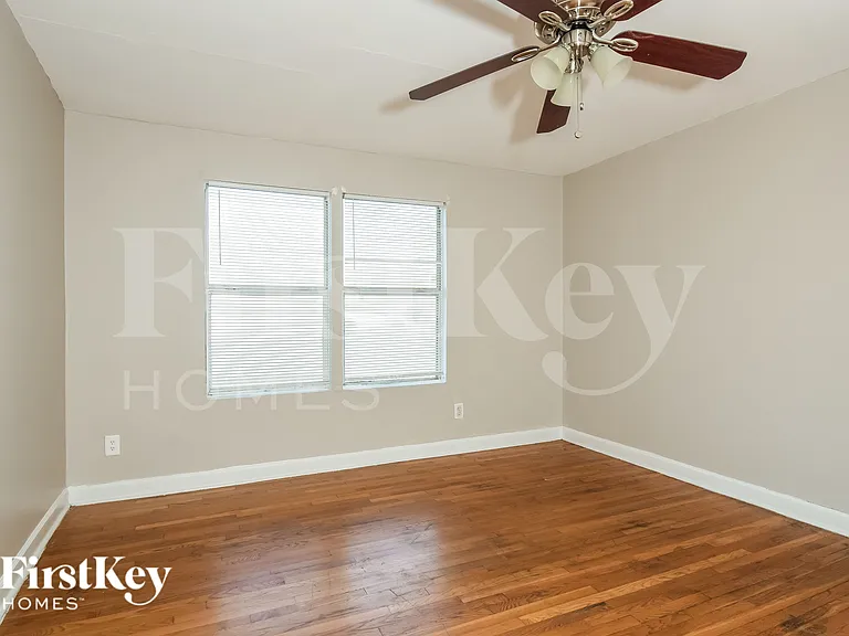 2456 Maple St — Photo 7