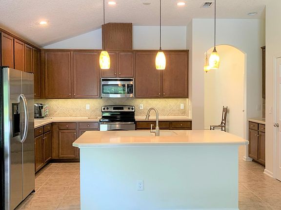 5th image of 209 Burlington Ct
