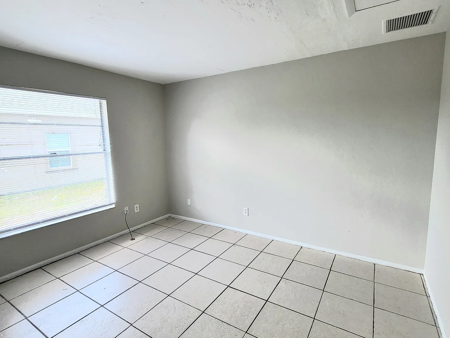 406 Northeast 24th Place - 4 — Photo 4