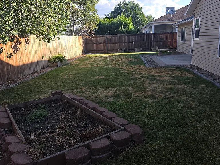 471 Coos Bay St — Photo 2
