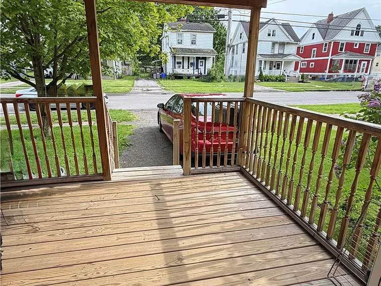 210 W Oak Orchard St — Photo 2