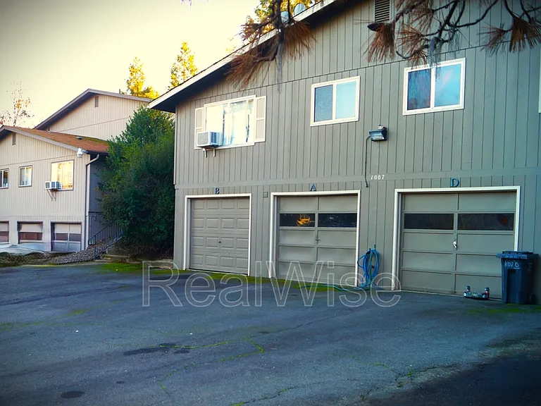 1007 NW C St #B — Photo 2