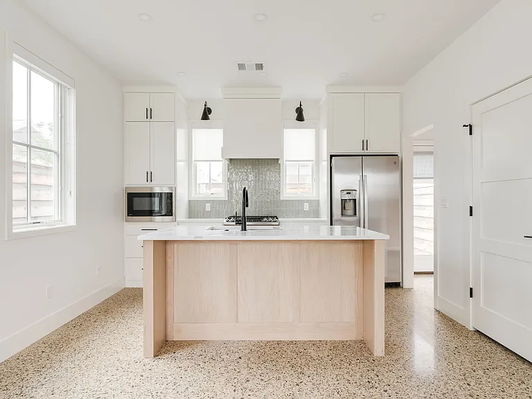 1032 Hangar Dr — Photo 5