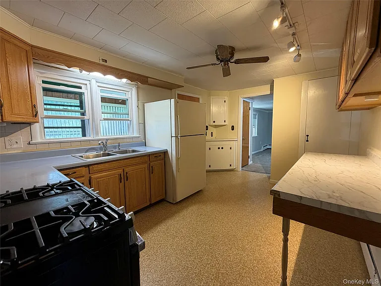 1390 Kings Hwy — Photo 7