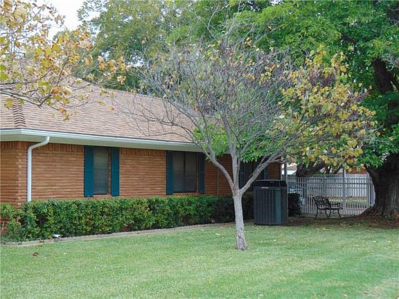 3rd image of 1501 Roanoak Dr