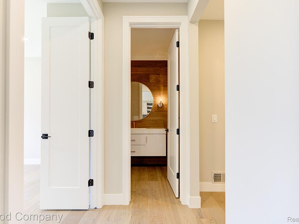 808 Irving Ave, photo 25