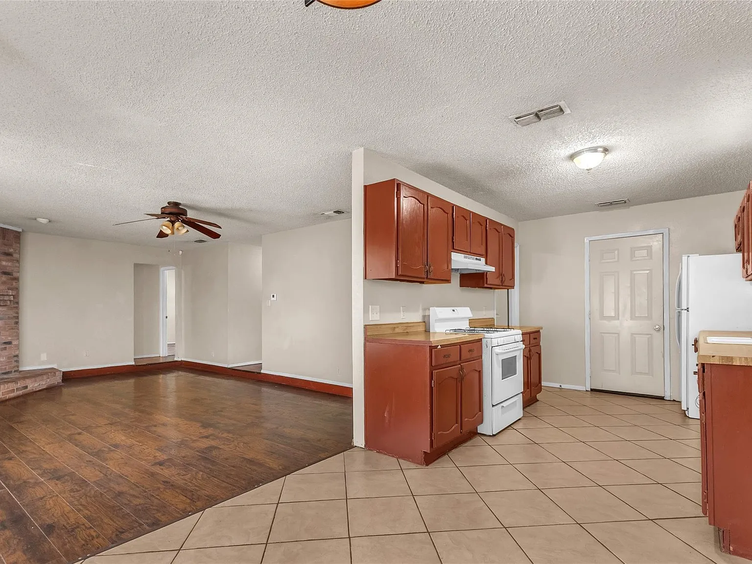 3 bed, 2.0 bath, 1448 sqft, $1,550 — Photo 4
