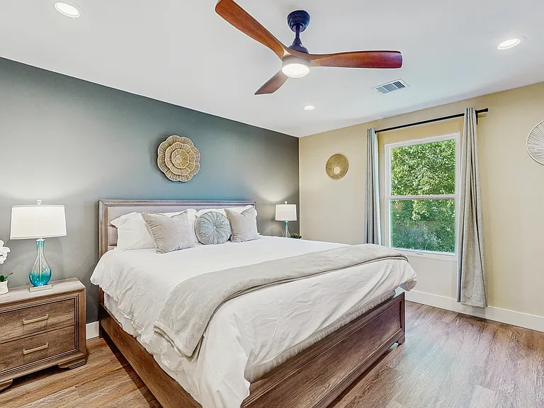 King size bed with 2 soft and 2 extra firm pillows.