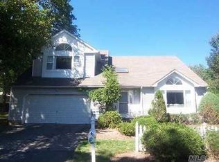 57 Ruth St, Smithtown, NY 11787