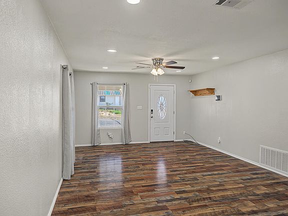 4th image of 404 W 6th St