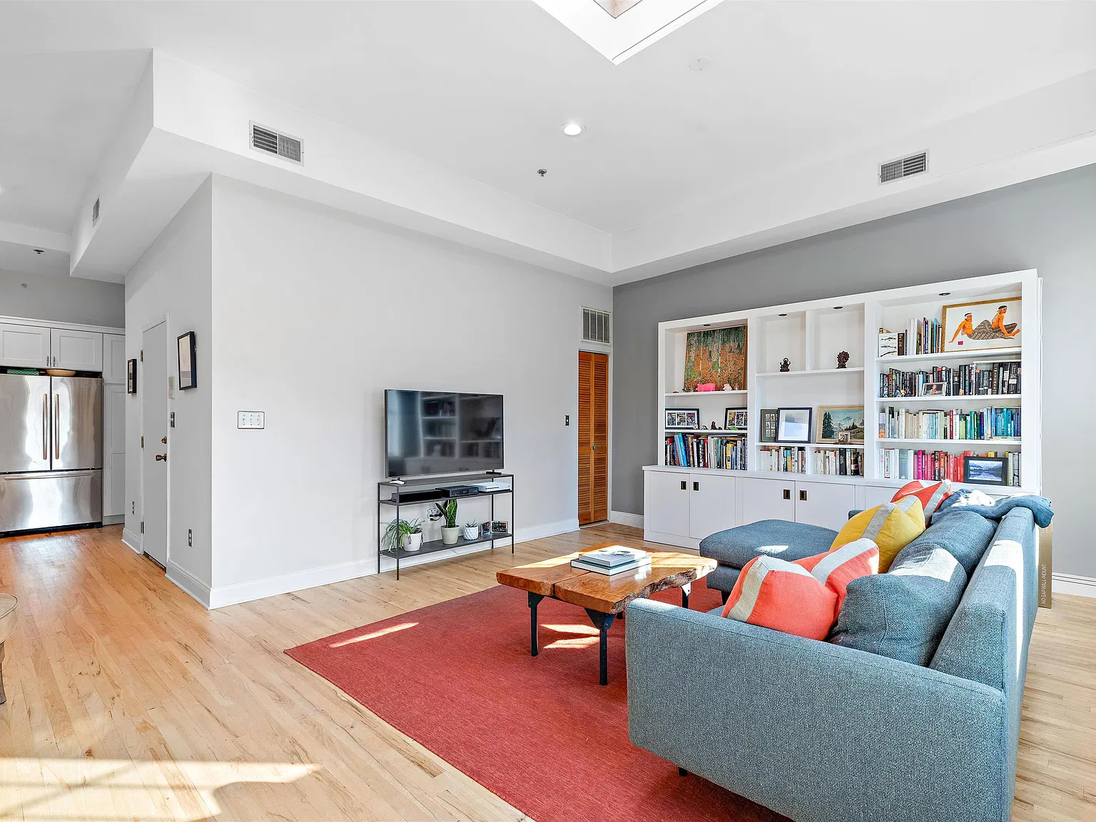 2 bed, 2.0 bath, 1320 sqft, $4,200 — Photo 2