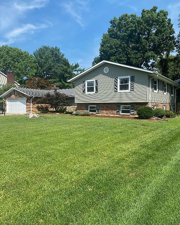 1st image of 25 Oakwood Ln