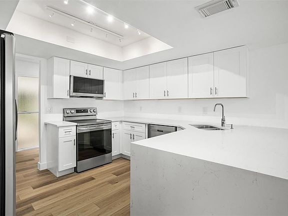 4th image of 8110 Hook Cir