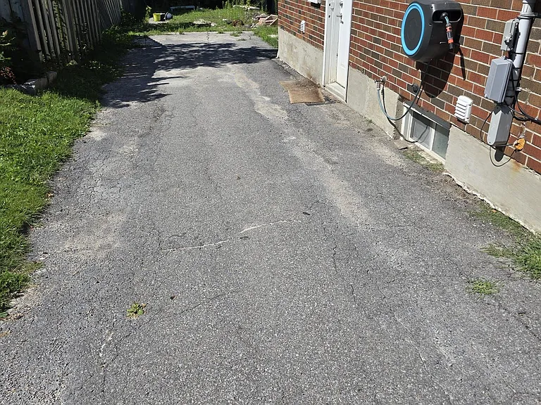 180 Hibbert Ave — Photo 9