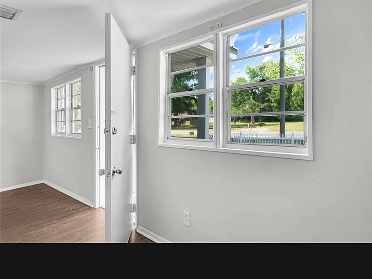 206 E Hall St — Photo 1