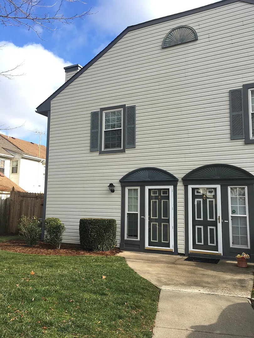 656 Oleander Circle — Photo 1