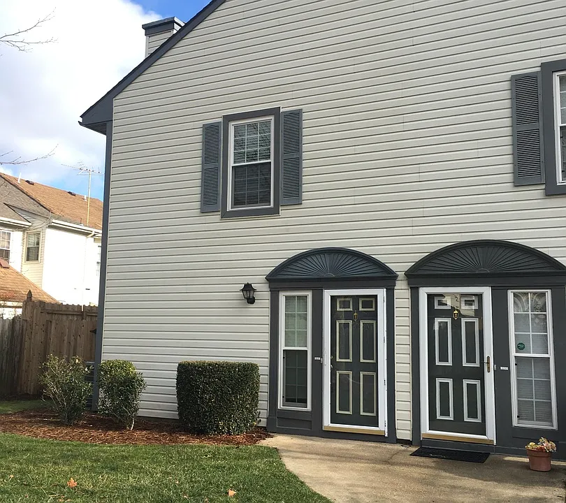 656 Oleander Cir