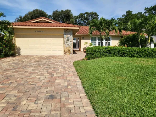 103 16th St, Belleair Beach, FL 33786