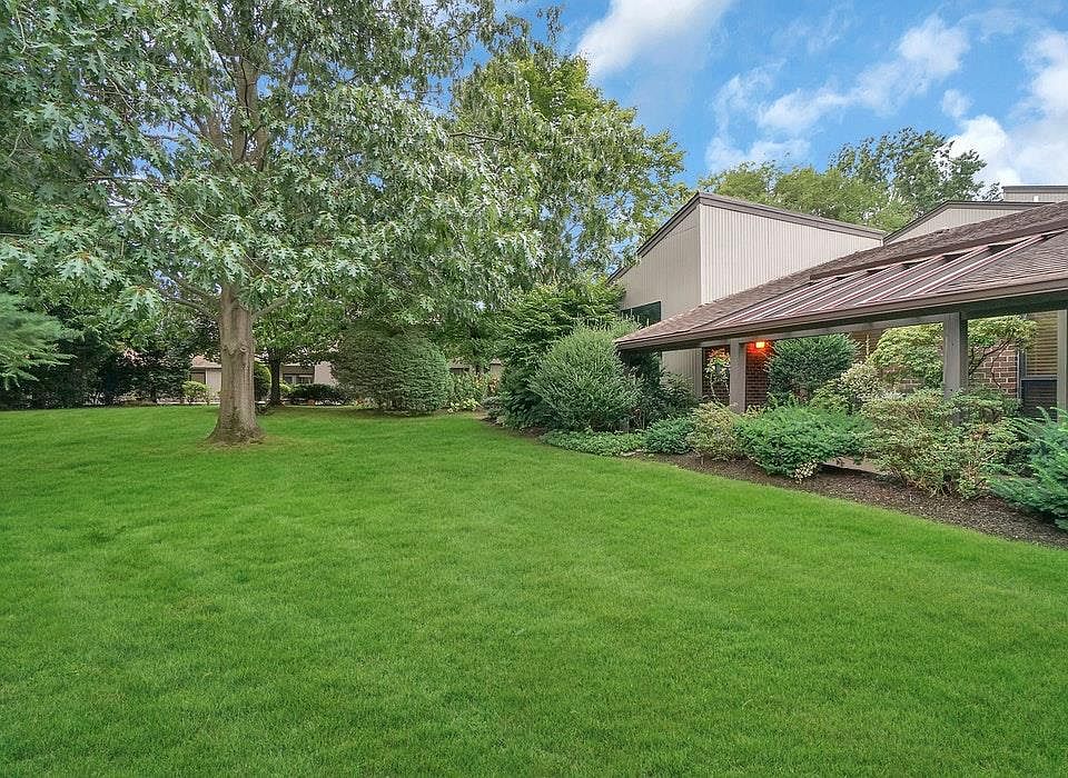 1st image of 59 Meadowood Dr