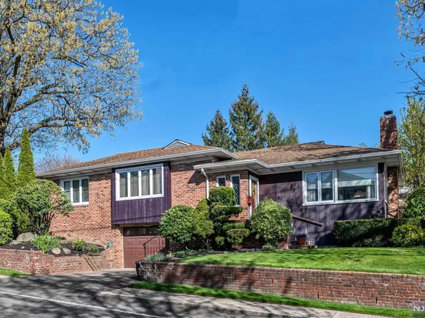 19 Hillcrest Ave, Fort Lee, NJ 07024