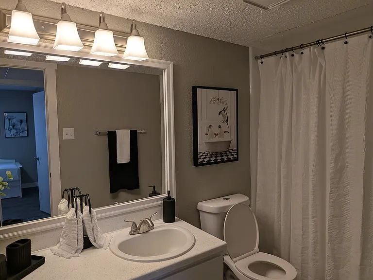 Lakeview Apartments — Photo 41