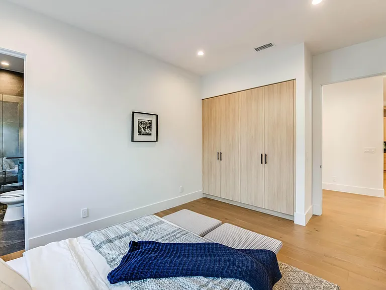 5323 Allott Ave — Photo 24