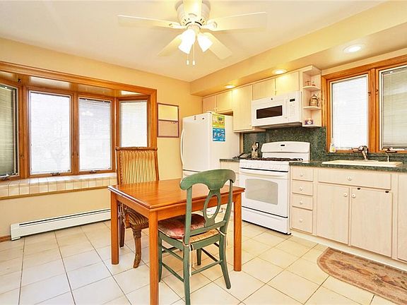 5th image of 644 Ionia Ave