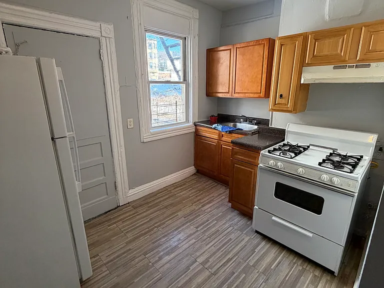 164 Waverly St #2L — Photo 5